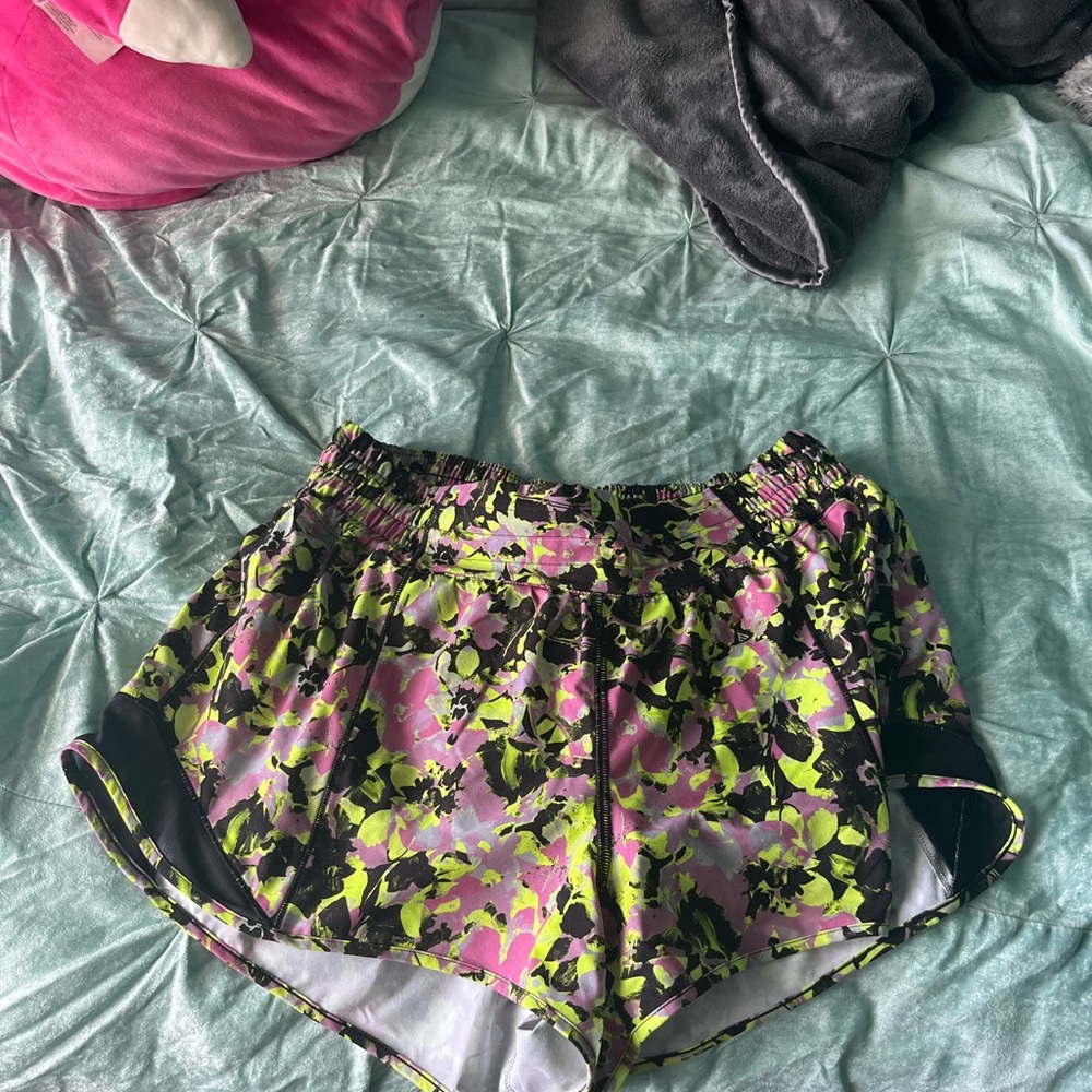 lululemon hotty hot shorts 2.5 inflected highlight yellow multi/black size 10